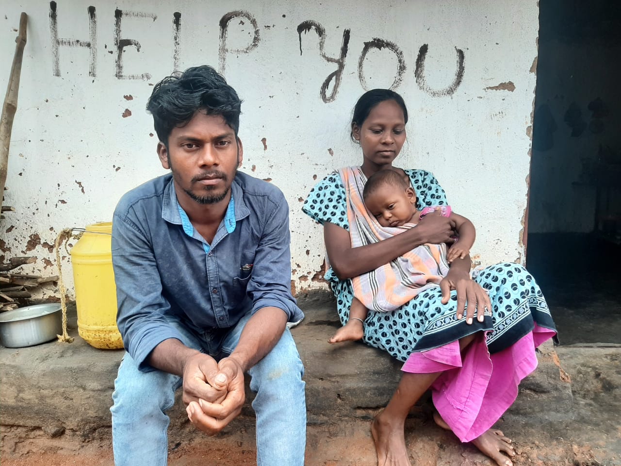 लिव इन रिलेशन में रह रहे जोड़े का गांव की सभा ने क्यों किया सामाजिक बहिष्कार, जानिए किन हालात में रहने को हैं मजबूर